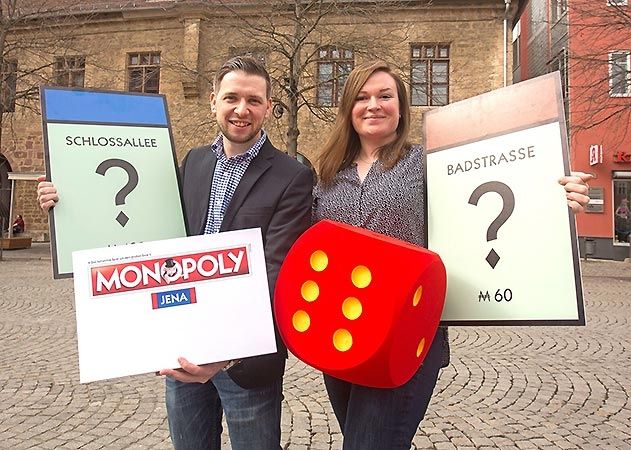 Florian Freitag und Jenny Malz von der Zwickauer Agentur Polar 1 stellten am Mittwoch die Jenaer Monopoly-Edition vor.
