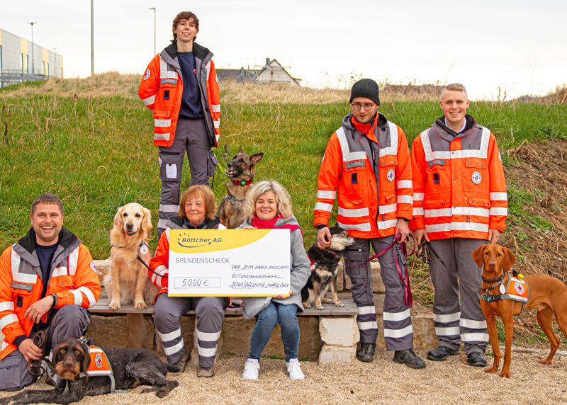 Das ehrenamtliche Team der DRK-Rettungshundestaffel um Staffelleiter Jan Böttger (l.) nimmt die Spende der Böttcher AG entgegen.