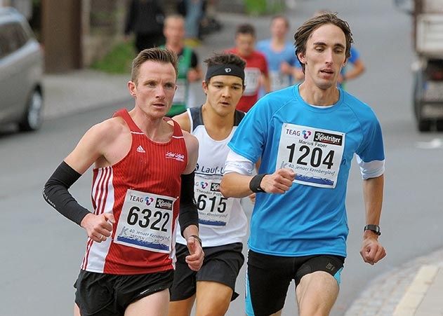 Marcel Krieghoff (li.) gewinnt bei den Männern das 27-km-Rennen.