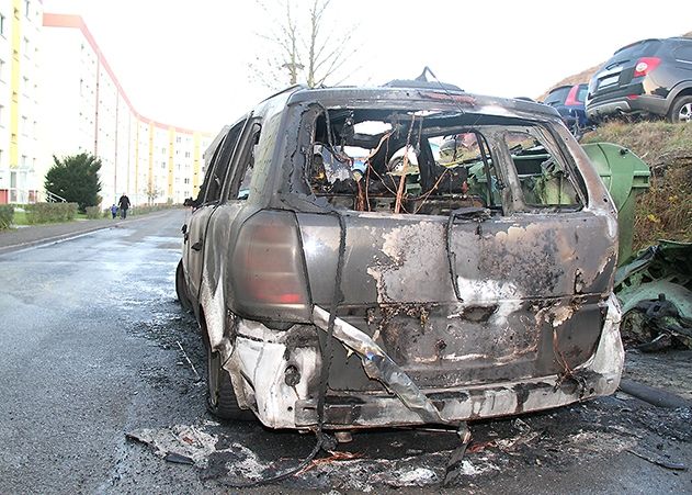 Ein Opel Zafira brannte in der Dorothea-Veit-Straße in Lobeda-Ost vollständig aus.