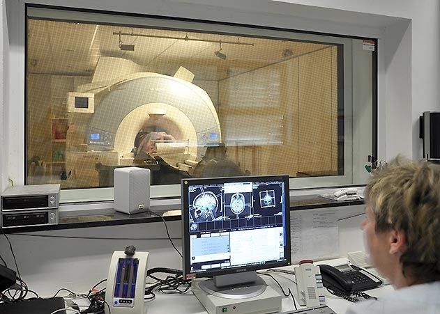 „Verändert chronischer Tinnitus das Gehirn? Uniklinikum Jena sucht gesunde Probanden für MRT-Studie“.