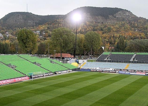 Bei einem Aufstieg des FC Carl Zeiss Jena in die 3. Liga soll es wieder Flutlichtspiele im Paradies geben. Die Stadt möchte dann eine stationäre Flutlichtanlage installieren.
