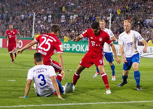 Der Bundesliga-Torschützenkönig der vergangenen Saison Robert Lewandowski sorgte mit seinen drei Toren für einen lupenreinen Hattrick.
