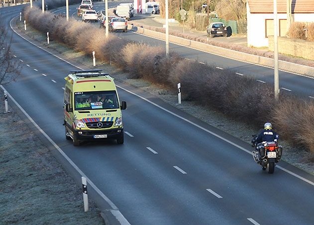 Kurz nach 8 Uhr rollten die ersten Krankentransporter mit Patienten aus der Innenstadt zum Klinikneubau in Lobeda. Die Stadtrodaer Straße wird stadtauswärts ausschließlich für die Transporter freigehalten, die Polizei patrolliert.