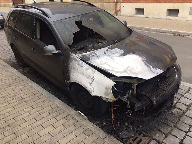 Bislang unbekannte Täter haben in Jena ein Auto in Brand gesetzt. Die Polizei ermittelt.