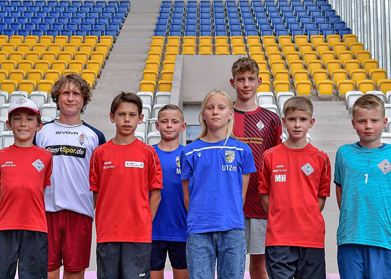 Die geehrten Fußballerinnen und Fußballer bei der Nachwuchsehrung der Kinder- und Jugendfußballstiftung Jena.