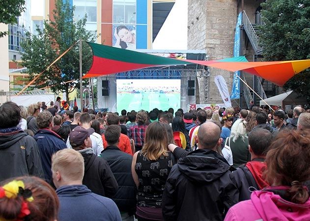 Public Viewing in Jena: Gleich mehrere Veranstalter zeigen die Spiele der EURO 2016 in Frankreich. Auch in der Arena am Pulverturm wie zur WM 2014 können die Fans mit der deutschen Nationalelf mitfiebern.