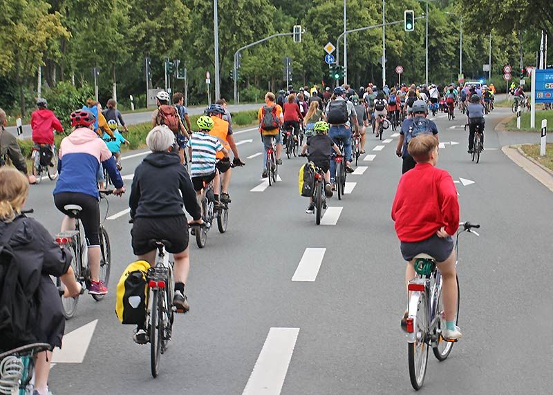 Der Fahrradprotest „Critical Mass Jena“ führt am Dienstagabend in den Jenaer Stadtteil Lobeda.