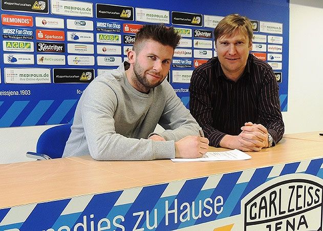 FCC-Stammkeeper Raphael Koczor verlängert Vertrag bis Juni 2020. Hier bei der Vertragsunterzeichnung mit Jenas Sportdirektor Kenny Verhoene (r.).