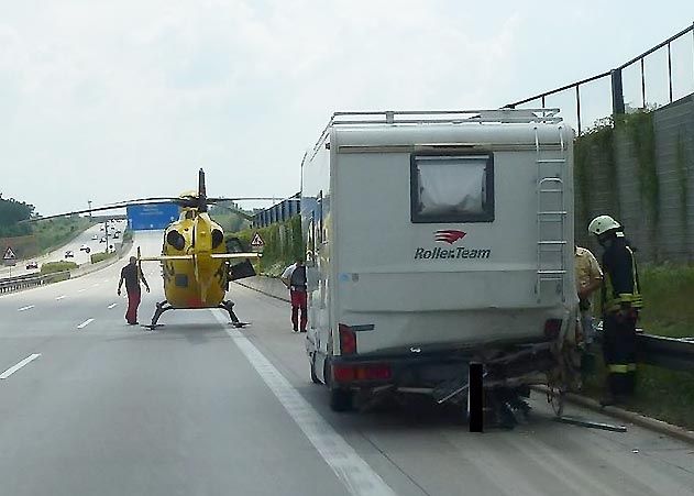 Ein Rettungshubschrauber musste nach einem Unfall auf der A 9 zwei Schwerverletzte ins Uniklinikum nach Jena bringen.