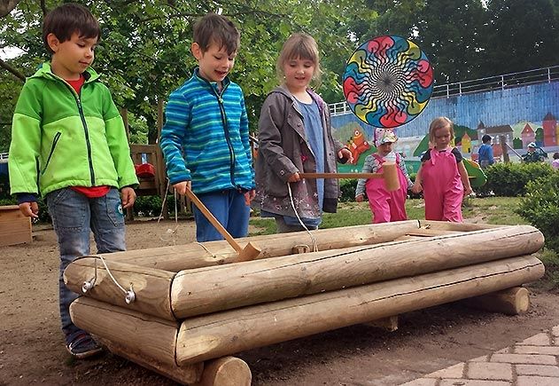 Eliah, Moritz, Helene, Clara und Nala freuen sich über das neue Klangspiel im Garten. (Helenes Papa und Opa haben das Xylophon gebaut).