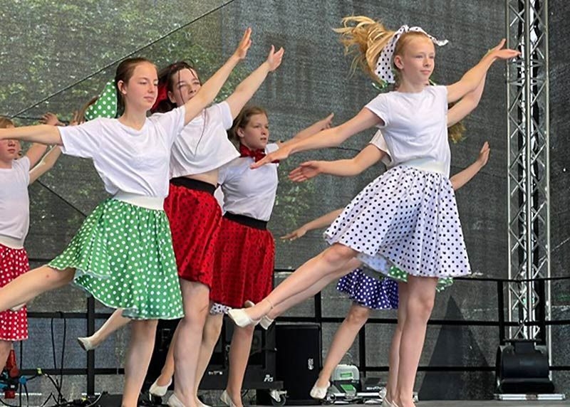 Die jungen Tänzerinnen des Show-Balletts Formel I freuen sich auf ihren Auftritt im Jenaer Paradies.