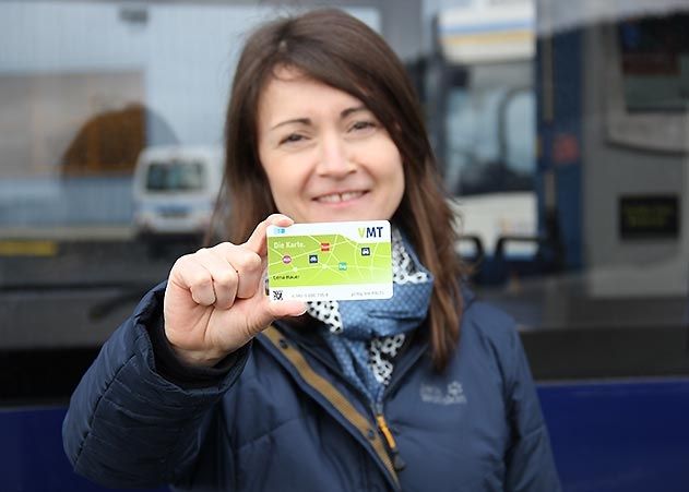 Abo-Kundin Lena Bauer mit ihrem neuen elektronischen Fahrausweis im Scheckkartenformat.