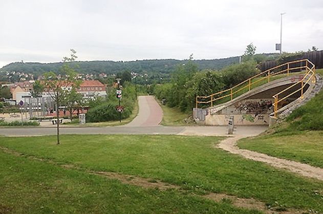 Tunneleingang in der Kunitzer Straße neben dem großen Spielplatz.