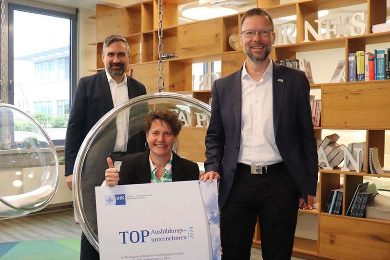IHK-Vizepräsident Falko Gaudig (links) übergab die Urkunde „TOP-Ausbildungsunternehmen 2024“ der Stadt Jena an Janine Bohnenberg (Mitte), geschäftsführende Direktorin der dotSource SE. Auch Jenas Oberbürgermeister Dr. Thomas Nitzsche (rechts) gratulierte zur Auszeichnung.