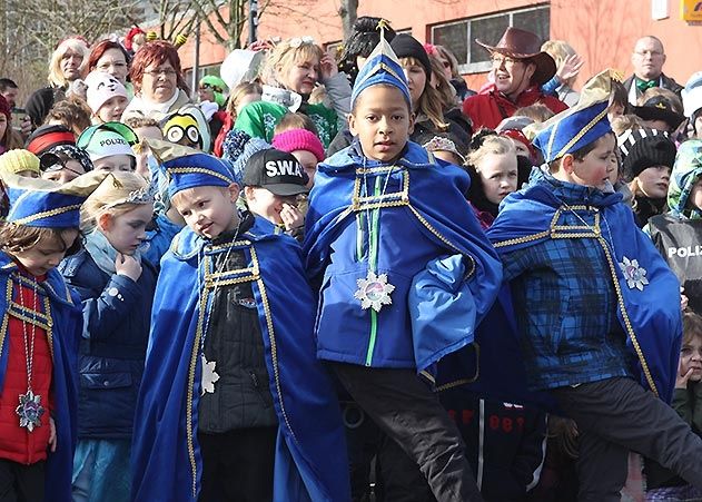 Schüler der Schiller- und Galileo-Schule feierten am Rosenmontag gemeinsam mit dem Karnevalsverein Ringwiese ihren alljährlichen Straßenkarneval in Jena-Winzerla.