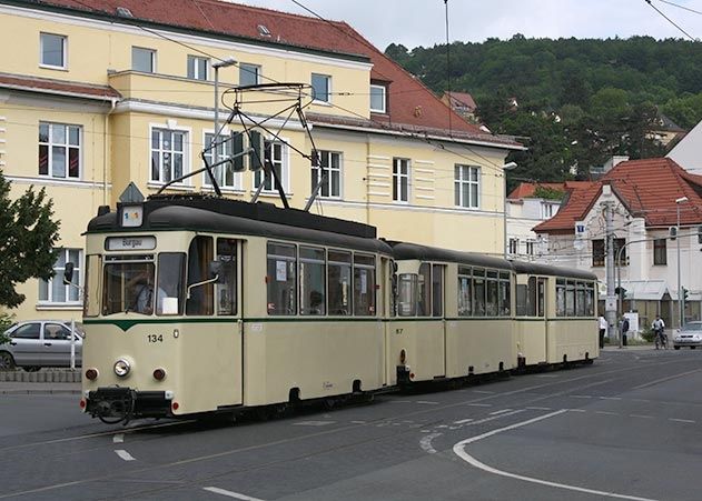 Abschiedstour: Der 1951 gebaute Straßenbahn-Triebwagen TR 134 verlässt den Jenaer Nahverkehr. Zwei Beiwagen werden ebenfalls aussortiert.