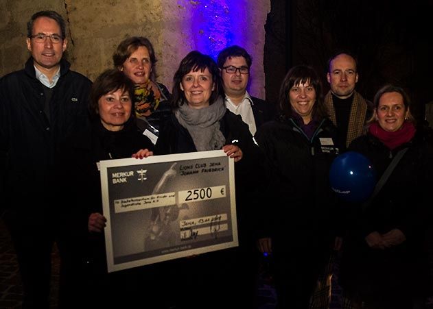 Anerkennung für die tägliche Arbeit: Der Lions Club „Johann Friedrich“ und die Merkur-Bank Jena übergaben an die Vereinschefin Dr. Jutta Wendenburg (3.v.l.) und deren Mitstreiter eine Spende von 2.500 Euro.