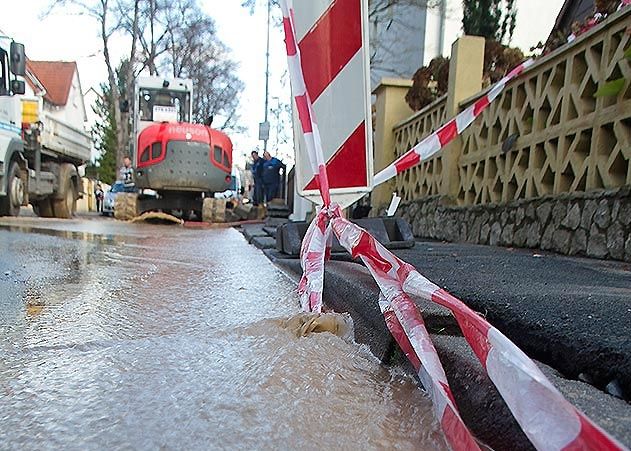 Ein Rohrbruch im Bereich der Closewitzer Straße bescherte knapp 900 Bewohnern am Samstagabend den Ausfall der Wasserversorgung.