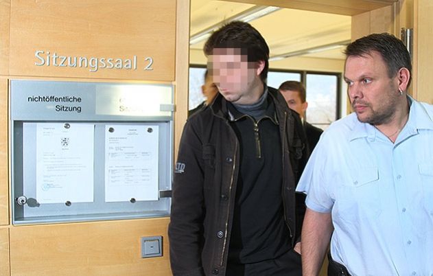 Der Angeklagte wird nach dem Prozess vor dem Amtsgericht Jena im Dezember 2013 abgeführt.