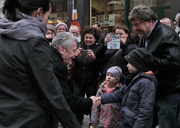Bundespräsident Joachim Gauck begrüßte spontan vor der Jenaer Stadtkirche wartende Kinder am Straßenrand.
