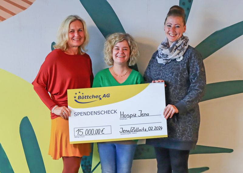 Christiane Klimsch (l.) und Monika Hirche (r.) vom Hospiz Jena nehmen den Spendenscheck von Carolin Oehrling (Böttcher AG) entgegen.