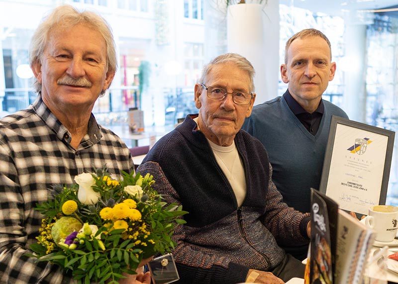 Eberhard Vogel (m.) bekommt vom Ehrenratsvorsitzenden Hans-Jürgen Backhaus (li.) und dem Vorsitzenden des Aufsichtsrates Ralph Grillitsch die Ehrenmitgliedschaft des FC Carl Zeiss Jena überreicht.