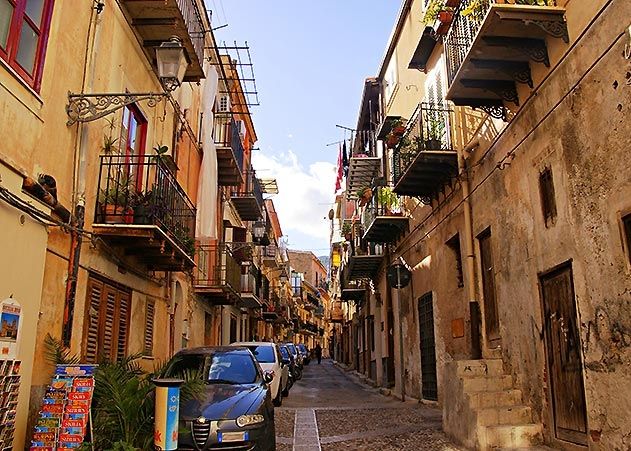 Nachdem Palermo eine höchst wechselvolle Geschichte hinter sich hat, ist Siziliens Hauptstadt heute ein beliebtes Reiseziel für Tausende von Touristen.