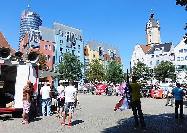 Den 18 Thügida-Anhängern (vorn) standen am 20. Juli auf dem Jenaer Markt über 250 Linke gegenüber. Es kam laut Jenaer Polizei zu keinen ernsten Zwischenfällen.