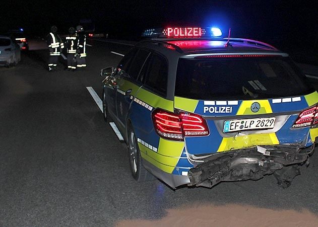 Die Autobahnpolizei sicherte die Unfallstelle ab. Ein Autofahrer bemerkte dies zu spät und rammte das Polizeiauto.