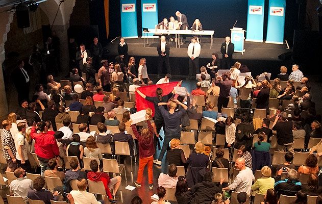 AfD-Gegner im Volksbad veranlassen die AfD zum Abbruch des „Bürgerdialogs“.
