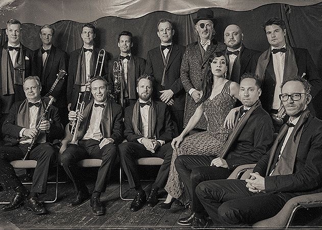Mit dem erstaunlichen Erfolg der deutschen Fernsehserie „Babylon Berlin“ freut sich die KulturArena Jena auf den Original Soundtrack – das Moka Efti Orchestra, die das Arenarund hoffentlich in den gleichnamigen wilden Nachtclub der 1920er Jahre verwandeln werden.