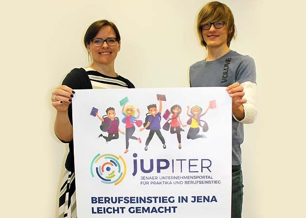 Projektleiterin Daniela Drilltzsch (l.) und der 14-jährige Kilian präsentieren das Plakat zum JUPITER-Projekt.