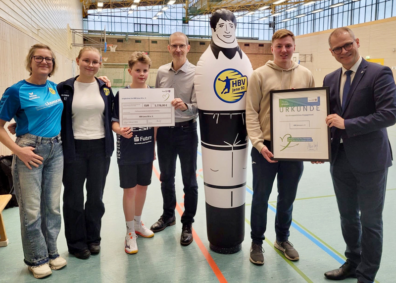 v.l.n.r.: Rita Heyder (Vizepräsidentin HBV Jena, Emma und Pepe (stellvertretend für die insgesamt sechs Jugendlichen, die Trainer in ihrer Arbeit unterstützen), Christian Lukas (Präsident HBV Jena), Henry Schmieder (stellvertretend für die fünf Jugendlichen, die AGs betreuen) und Guntram Wothly (Ehrenamtsbeauftragter Thüringer Staatskanzlei).