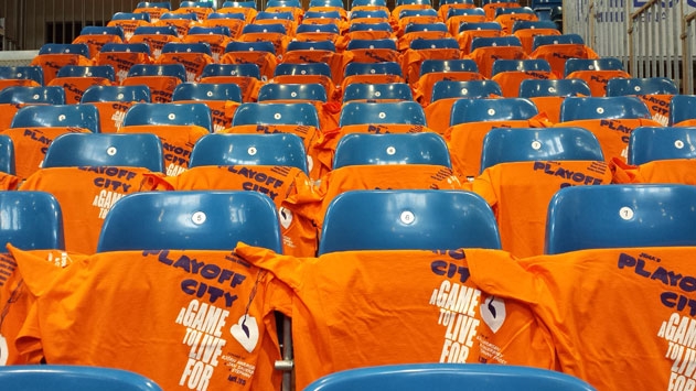 Heute kann jeder Zuschauer für Basketball-Jena Farbe bekennen.