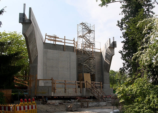 Der Einschub der neuen Eisenbahnbrücke über die Kahlaische Brücke muss verschoben werden.