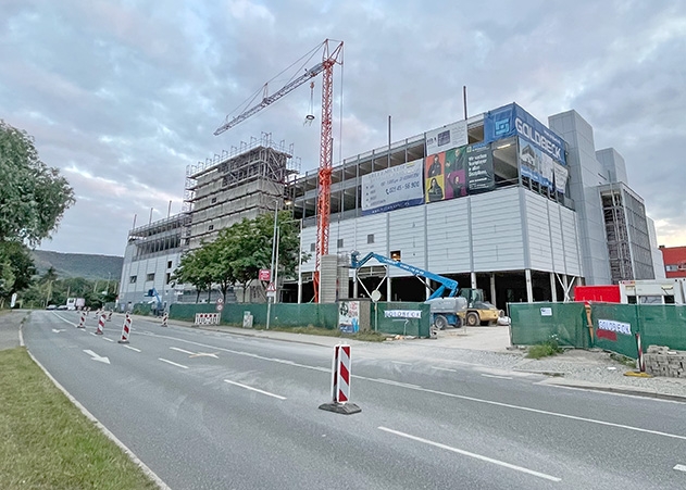 Voll im Zeitplan: Von weitem sichtbar hängt die Richtkrone über der Baustelle in der Wiesenstraße.