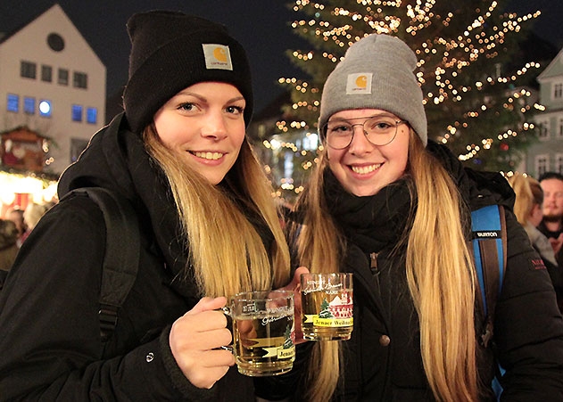 Der Weihnachtsmarkt in Jena hat seine Pforten geöffnet: Die zwei Studentinnen Laura und Isabella freuten sich über den ersten Glühwein.