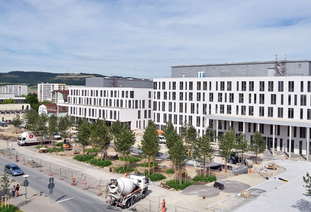 Blick auf die neue Frontseite des Universitätsklinikums Jena: Rechts Gebäudeteil „A“ mit dem künftigen Haupteingang, links Gebäudeteil „E“, in dem künftig u.a. erkrankte Kinder an einem Standort versorgt werden.