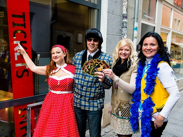 Der LNT-Vorstand übergibt Karten an Uta von Förster (2.v.r.) von der Jena-Information.