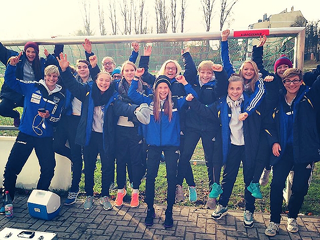 Freude bei den B-Juniorinnen des FF USV Jena über das Erreichen der Herbstmeisterschaft.