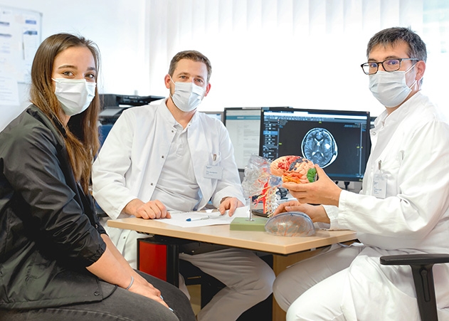 Zwei Monate nach der Wach-OP: Vanessa hat einen Nachkontrolltermin bei Dr. Peter Baumgarten, Oberarzt der Klinik für Neurochirurgie und Klinikdirektor Prof. Dr. Christian Senft am Universitätsklinikum Jena (v.l.n.r.).