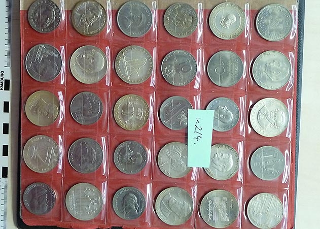 Wem gehören diese Münzen? Es könnte sich dabei um Diebesgut aus Einbrüchen handeln.
