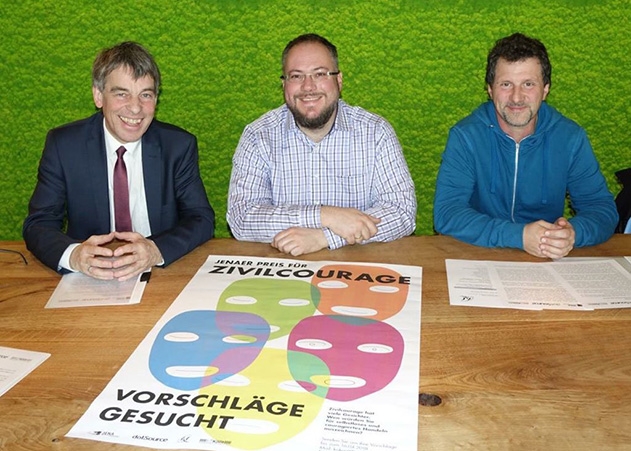 Diesjähriger Spender des Preisgeldes ist die Jenaer Firma dotSource. OB Schröter bedankt sich beim Gründer Christian Grötsch (Mitte). Rechts im Bild KoKont-Mitarbeiter Nico Przeliorz.
