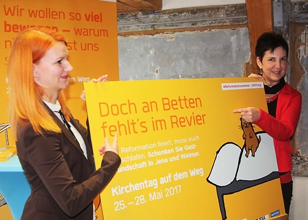 Zum Kirchentag im Mai werden in Jena Privatquartiere für auswärtige Gäste gesucht. Im Bild Isabell Mittag (li., Reformationsjubiläum 2017 e.V.) und Birgit Liebold (JenaKultur).