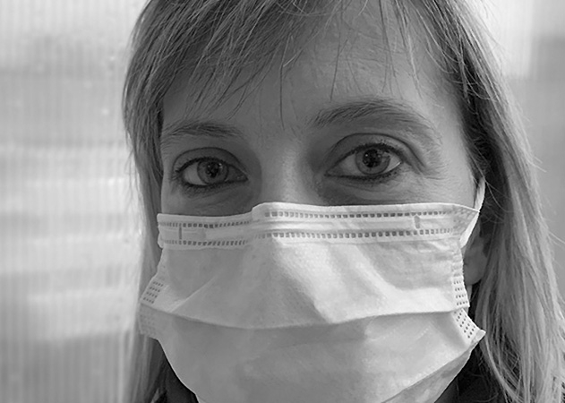 Maskenpflicht angekündigt: Menschen in Jena müssen künftig im Supermarkt, Bus und Bahn einen Mund- und Nasenschutz tragen.