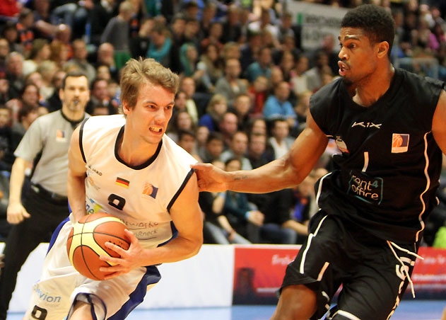 Im Zweikampf: Jenas Lars Wendt mit dem Nürnberger Antonio M. Pena.