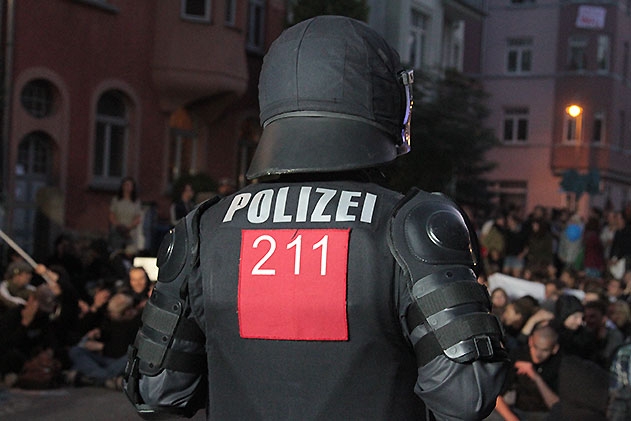 Während einer Kundgebung der rechten Thügida-Bewegung durch das Jenaer Damenviertel ist es am Mittwochabend zu mehreren Zwischenfällen gekommen.