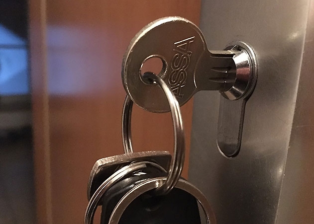 Allein in Deutschland wird alle vier Minuten in eine Wohnung, ein Einfamilienhaus, ein Wochenenddomizil oder eine Firma eingebrochen. Europaweit zählen Einbrüche zu den häufigsten Kriminaldelikten.