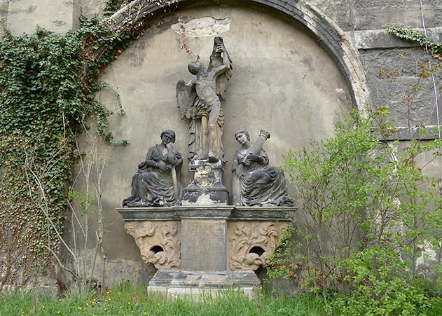 Bislang unbekannteTäter haben den abgeschlagenen Kopf der Figur offenbar mitgenommen.